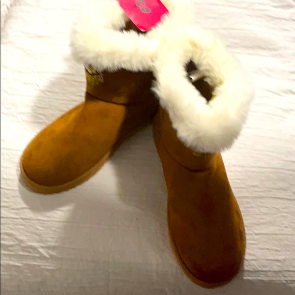 MINNESOTA VIKINGS WOMENS WHITE FUR BOOTS with defect right boot -see photos F14 - Picture 4 of 11